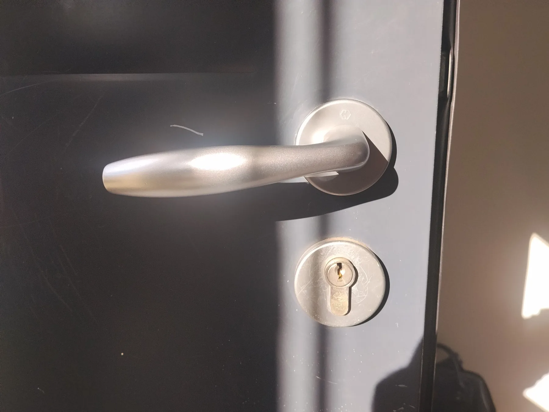 Poignée et cylindre d'une porte d'entrée, en lumière du jour